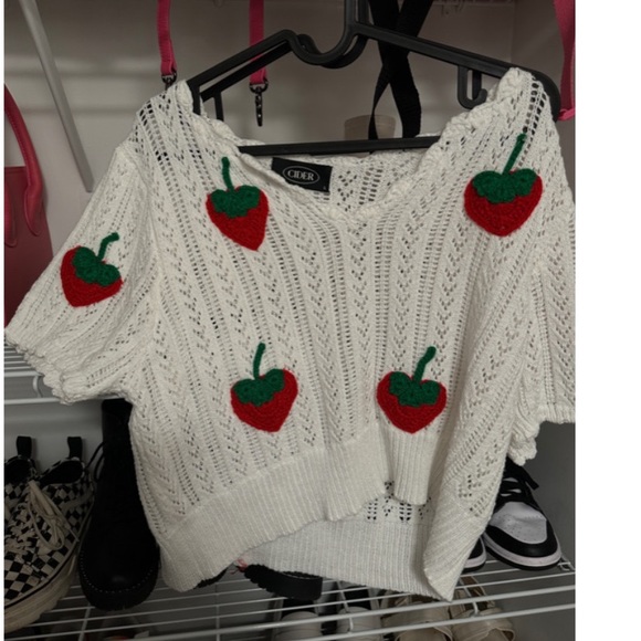 Tops - Strawberry sweater 🍓